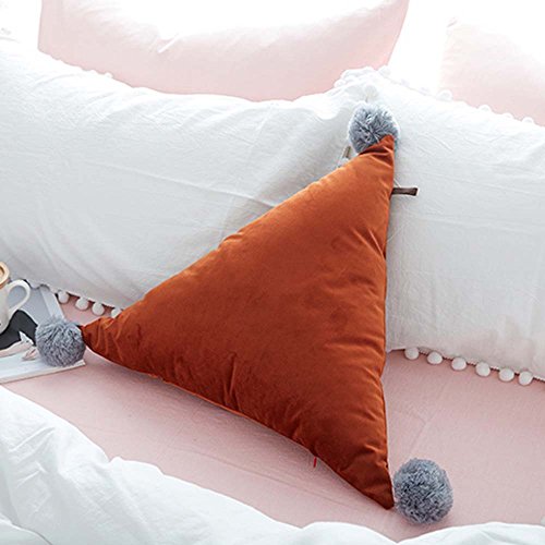 Imagen Almohada metyou triangular con pompones para tu comodidad total