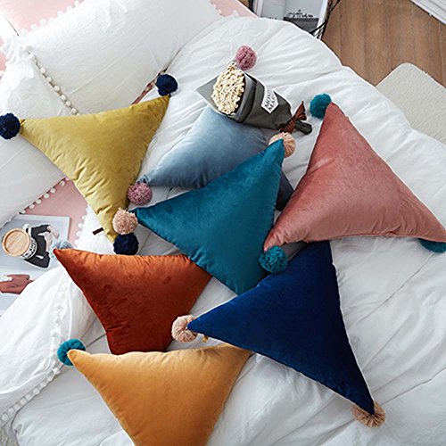 Imagen Almohada metyou triangular con pompones para tu comodidad total