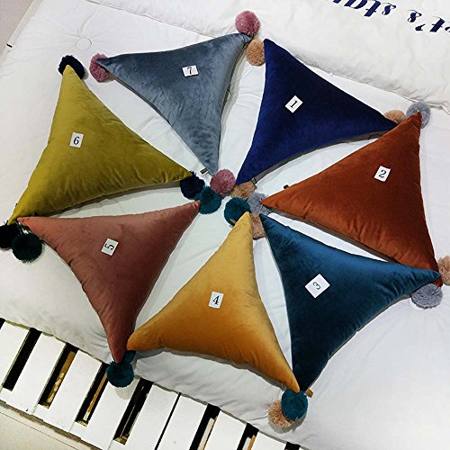 Imagen Almohada metyou triangular con pompones para tu comodidad total