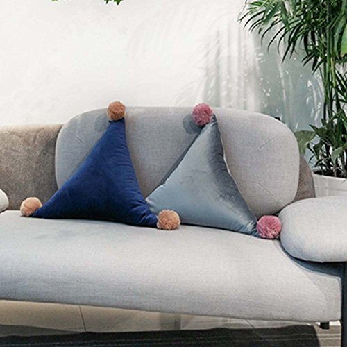 Imagen Almohada metyou triangular con pompones para tu comodidad total