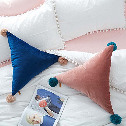 Imagen Almohada metyou triangular con pompones para tu comodidad total