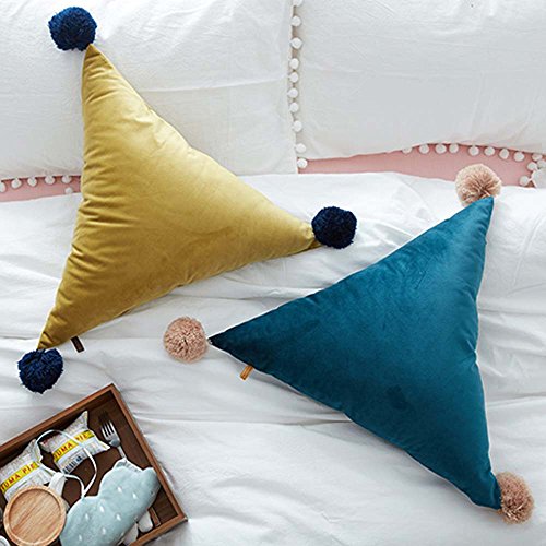 Imagen Almohada metyou triangular con pompones para tu comodidad total